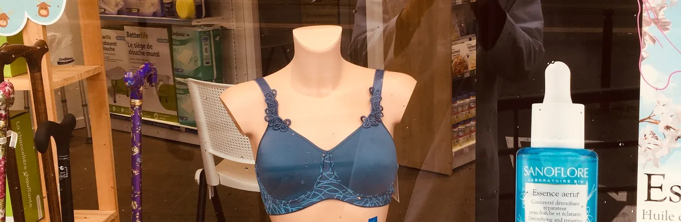 Prothèses mammaires externes et lingerie adaptée