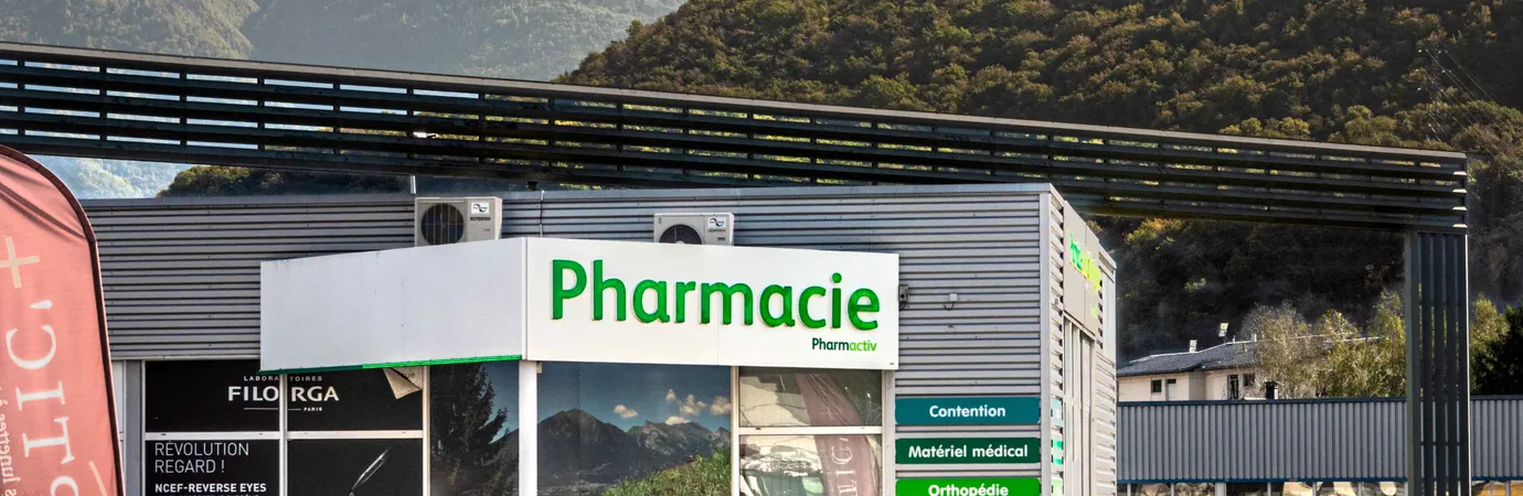La pharmacie est à l'entrée des stations de ski de Savoie, accessible directement à la sortie "Parc Olympique" de l'autoroute A430.