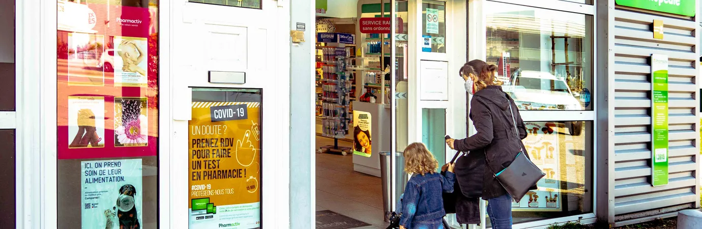 La pharmacie dispose de dix places de parking à coté de l'entrée pour accueillir facilement tout le monde.